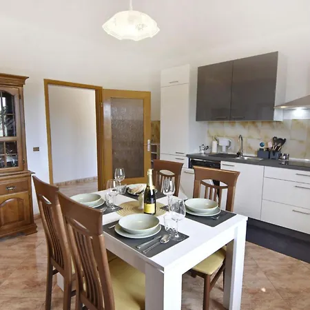 Quiet Flat In Donji Picudo Near Umag Διαμέρισμα *